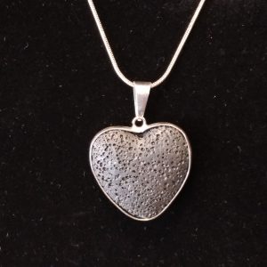 COLLANA CON CUORE IN PIETRA LAVICA
