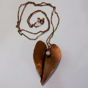COLLANA CON FOGLIA DI CICLAMINO
