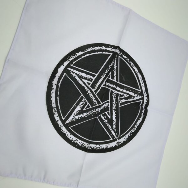 PANNO BIANCO E NERO CON PENTAGRAMMA