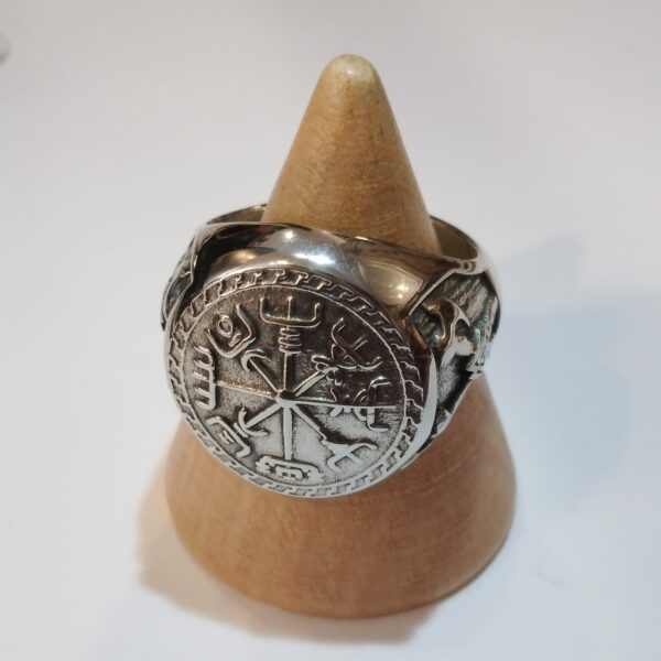 ANELLO CON VEGVISIR IN RILIEVO