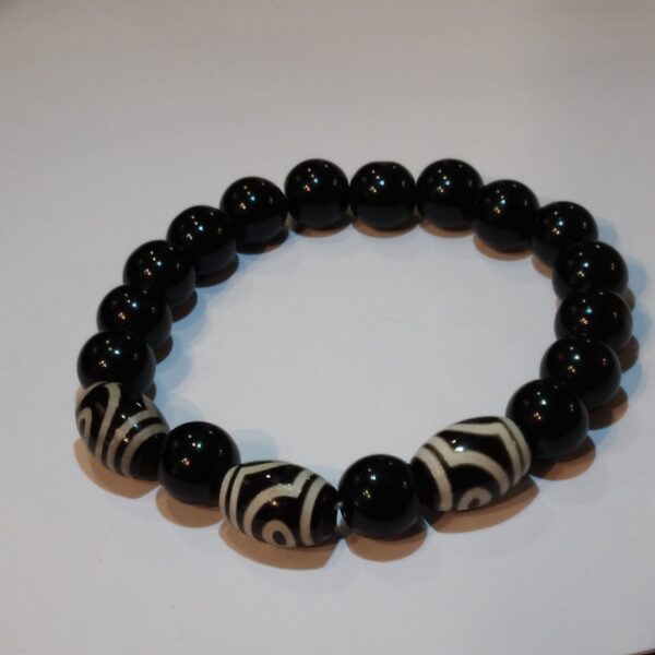 BRACCIALE ONICE CON TRE DZI DI AGATA