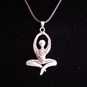 COLLANA CON DEA IN MEDITAZIONE