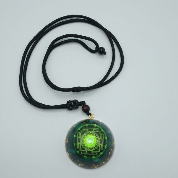 COLLANA CON ORGONE-MALACHITE E YANTRA
