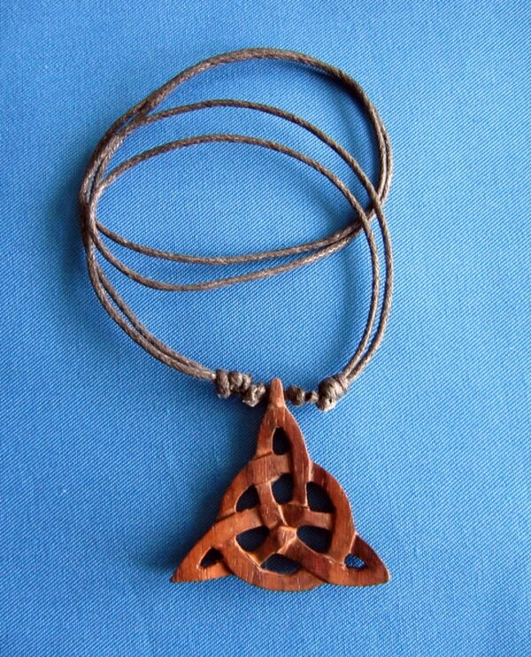 COLLANA CON TRIQUETRA IN LEGNO - immagine 2
