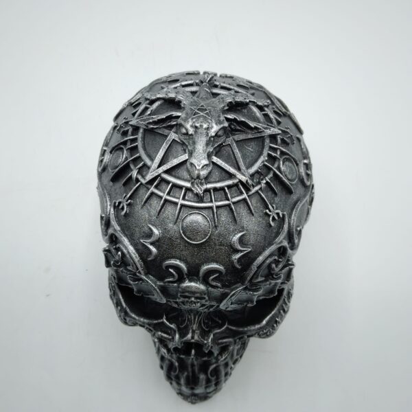 TESCHIO IN RESINA CON BAPHOMET - immagine 3