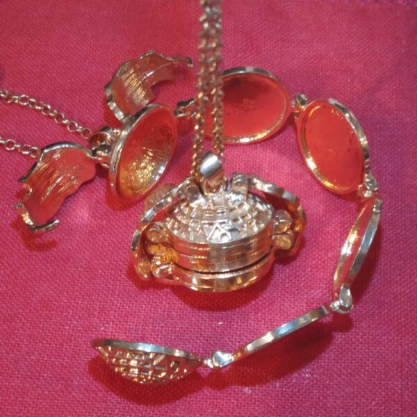 COLLANA CON CIONDOLO APRIBILE - immagine 2