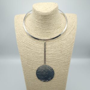 COLLANA CON CIONDOLO TONDO ARGENTATO