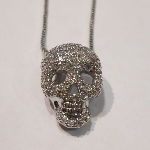 COLLANA CON TESCHIO E STRASS-CM 1,5