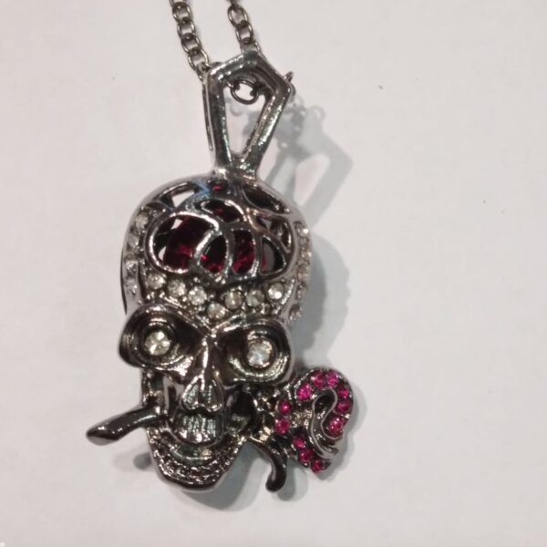 COLLANA CON TESCHIO- STRASS E ROSA -CM 2,5