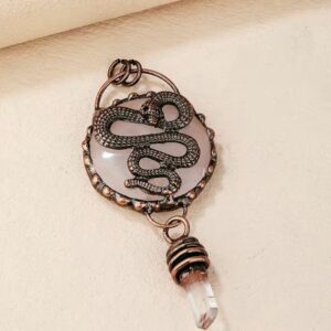CIONDOLO CON SERPENTE-QUARZO ROSA