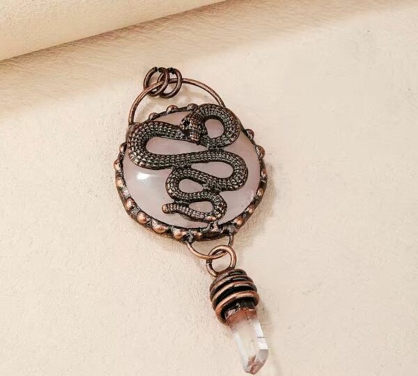 CIONDOLO CON SERPENTE-QUARZO ROSA