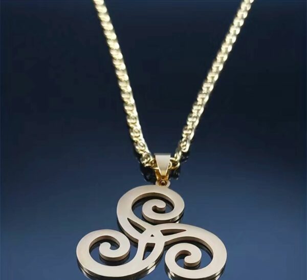 COLLANA DORATA CON TRISCELE