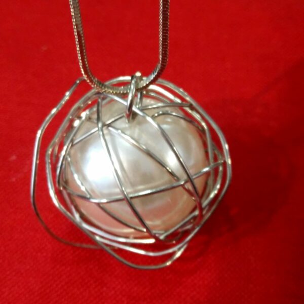 COLLANA CON CIONDOLO SFERICO IN RESINA BIANCA