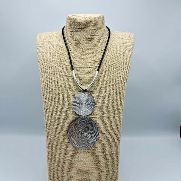 COLLANA IN CAUCCIU CON DUE PENDENTI ARGENTATI