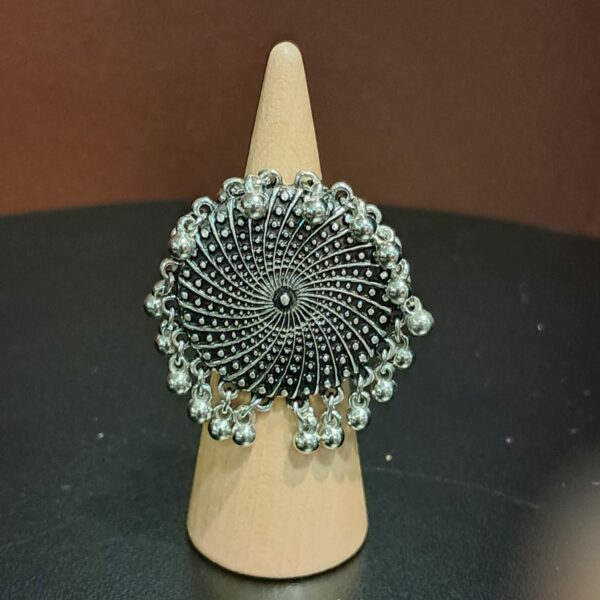 ANELLO TONDO CON PENDENTI