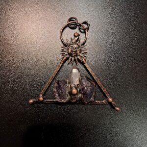 CIONDOLO TRIANGOLARE CON QUARZO IALINO E FLUORITE